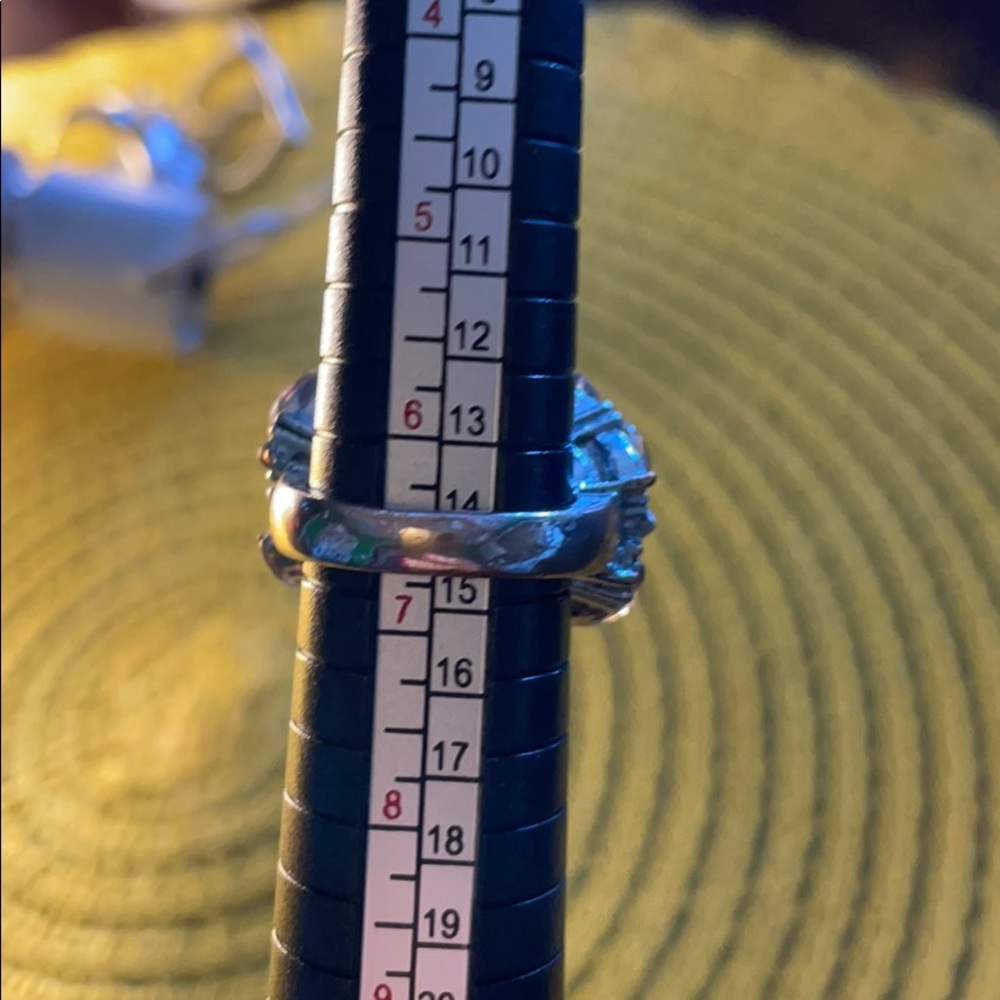 Beautiful Cocktail Ring - Picture 2 of 3